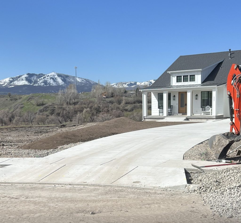 GRADING 1 Grading,residential grading,erosion control,drainage grading,commercial grading Residential landscape grading to prepare the yard for future landscaping.